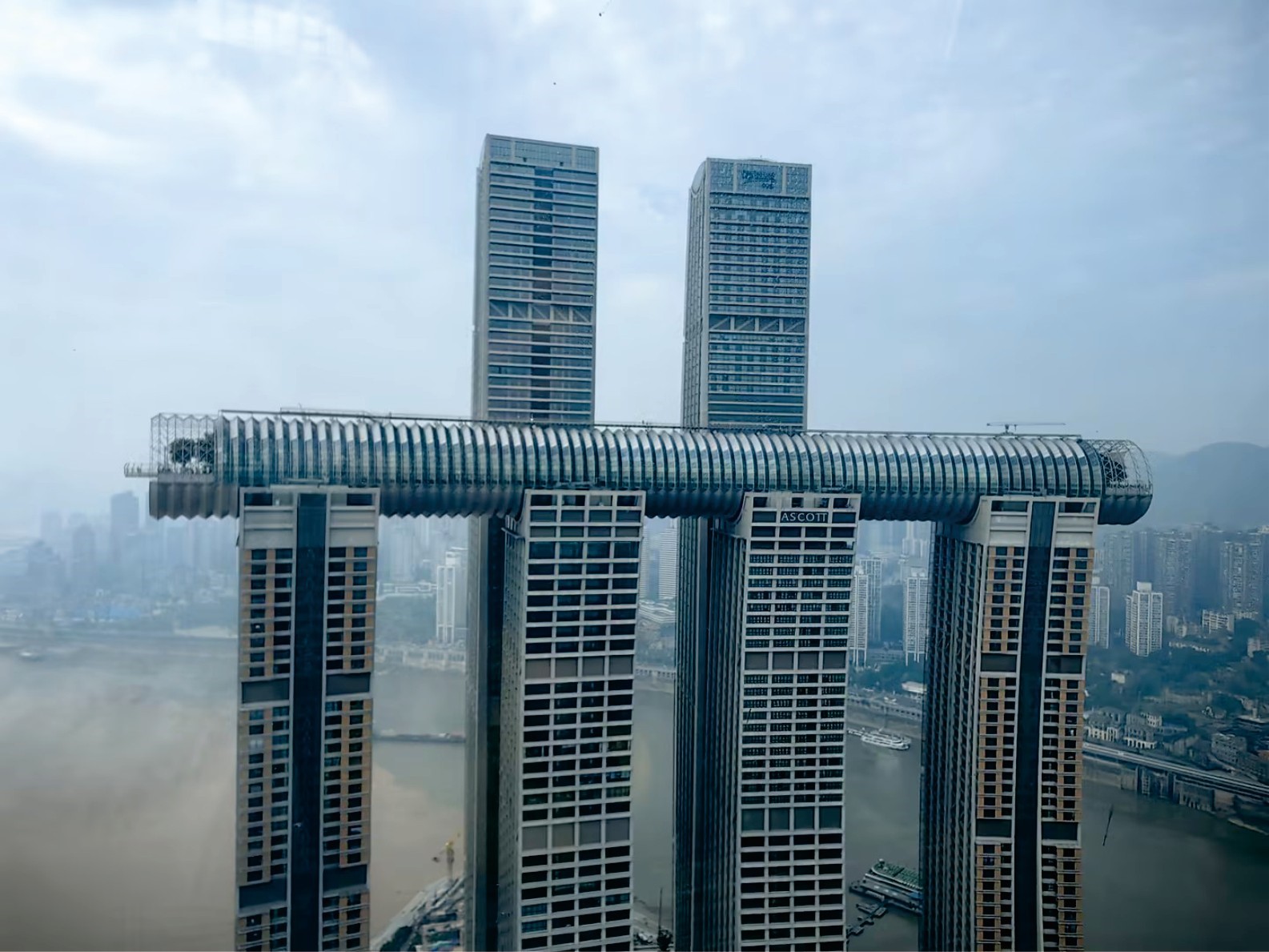 衡鋼高端建筑用管應用于中國新地標——重慶來福士，這是世界首座橫向摩天大樓。(1).jpg